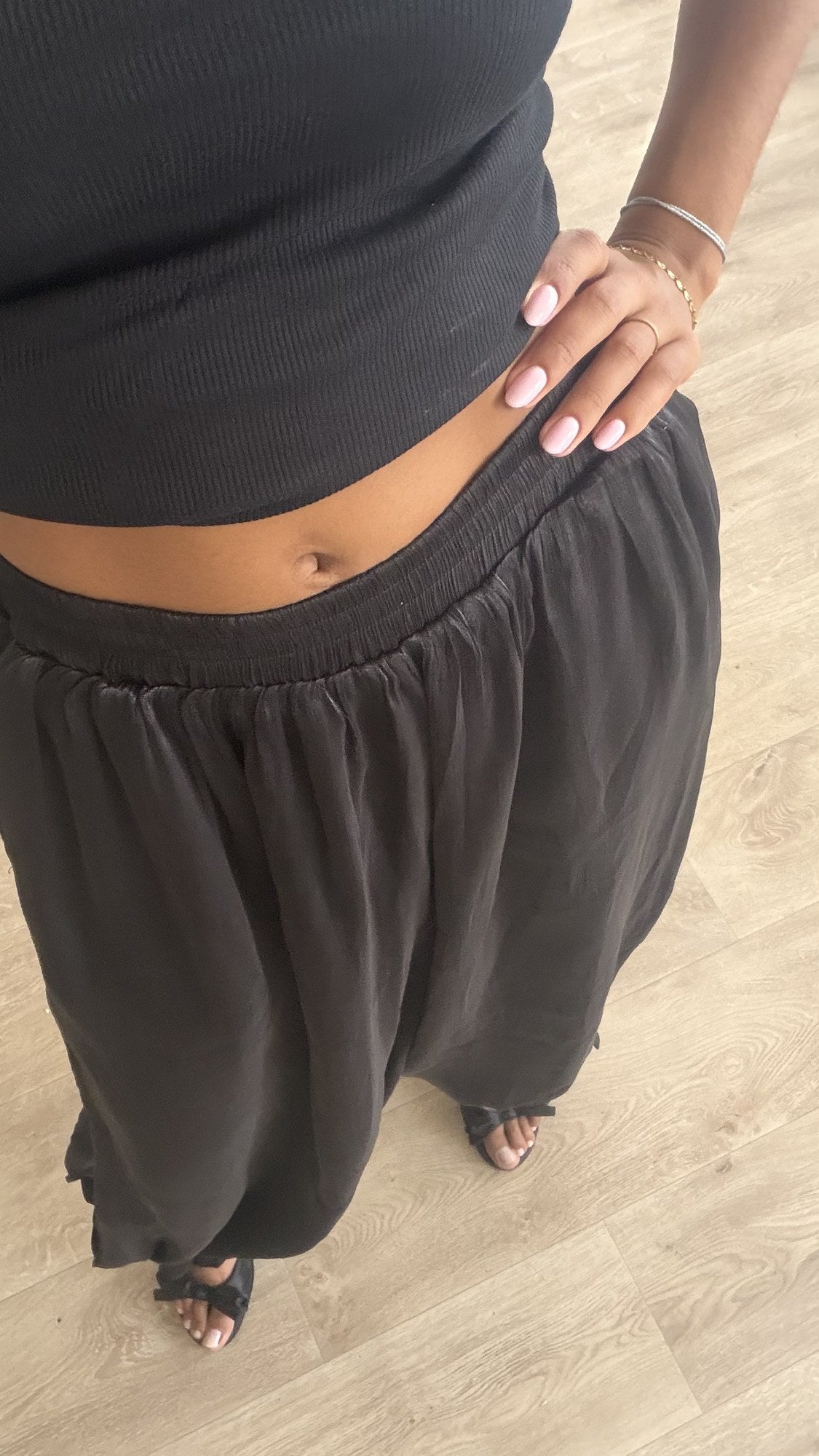 Pantalon ballon satin noir - détail matière