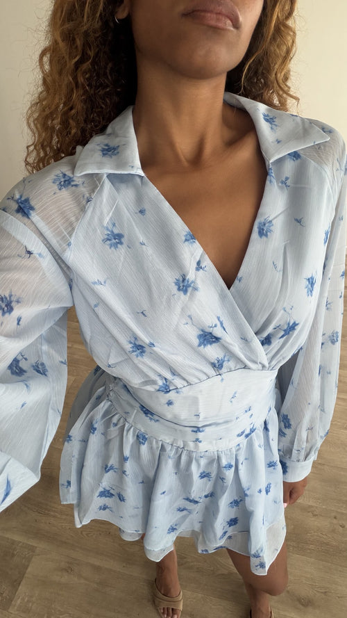 Robe fleurie bleu ciel - plein pied